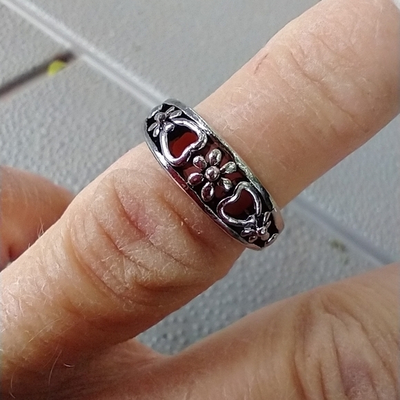 Women's marked S floral ring. - Picture 3 of 6